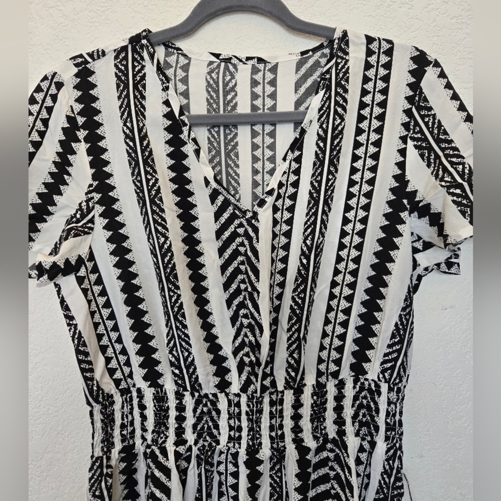 Black and White Patterned Maxi Dress. Size L - Picture 3 of 11